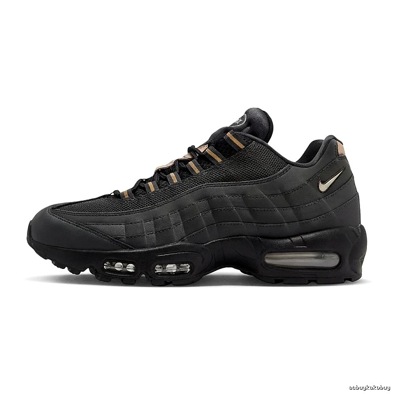 Nike retro-style black sports shoes